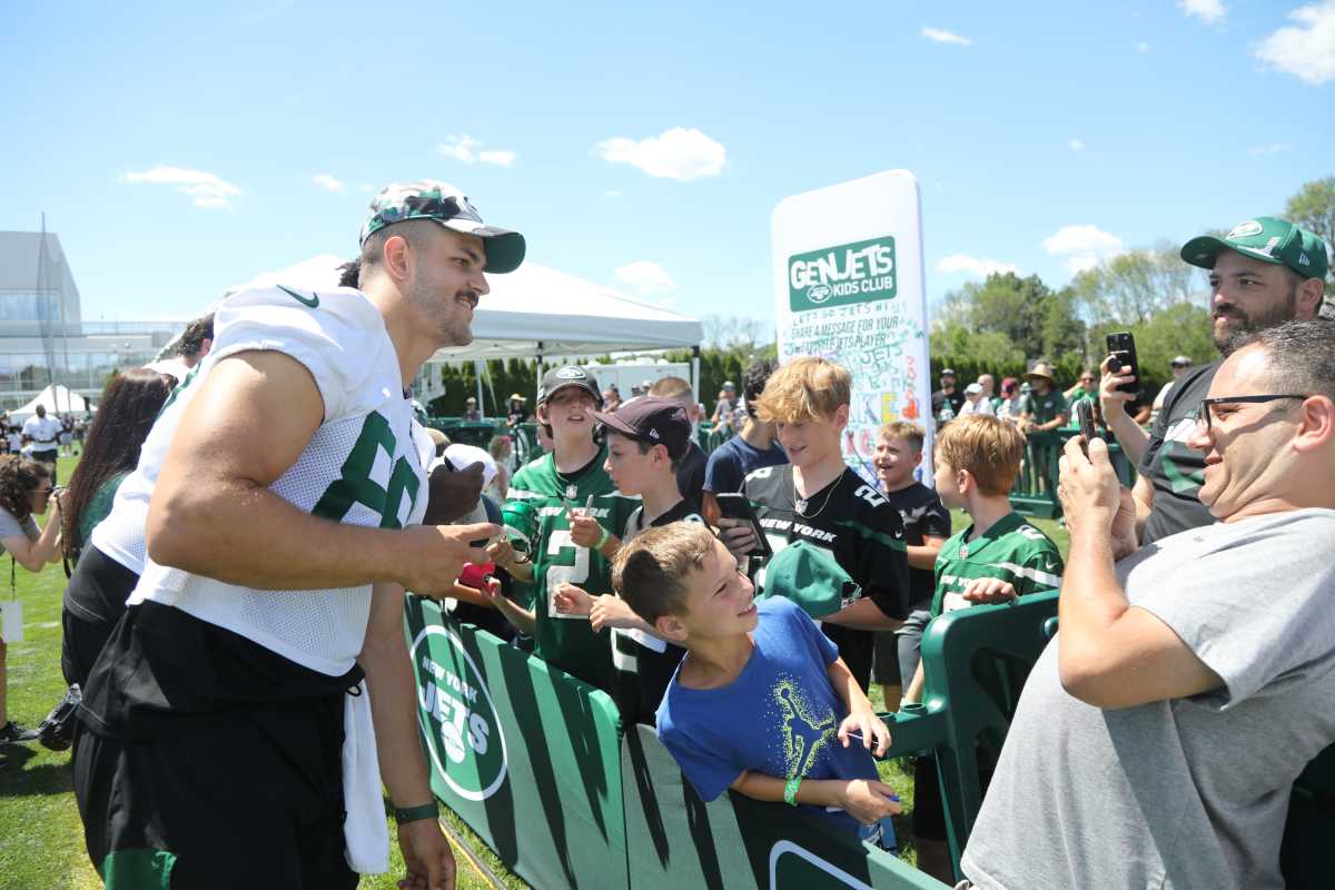 TE Jeremy Ruckert signs autographs in 2022